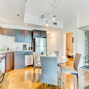 Luxury 2br - King Bed - Stunning Views Holiday home Calgary