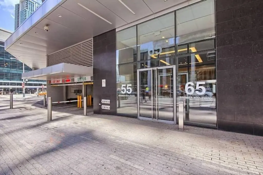 Prestigious 2-Bdrm Condo - Across From Scotiabank Arena Toronto Canada