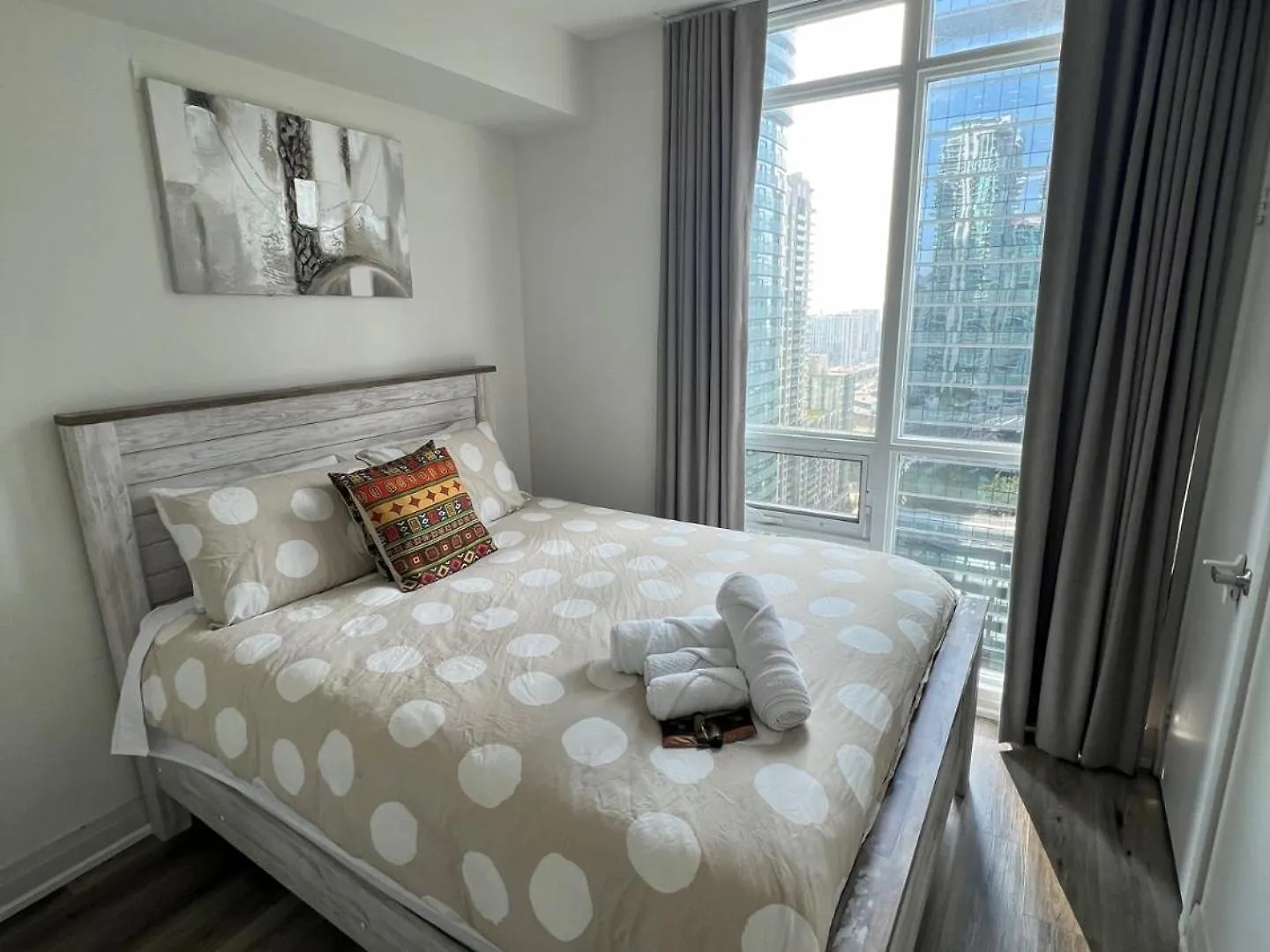 Prestigious 2-Bdrm Condo - Across From Scotiabank Arena Toronto Apartment
