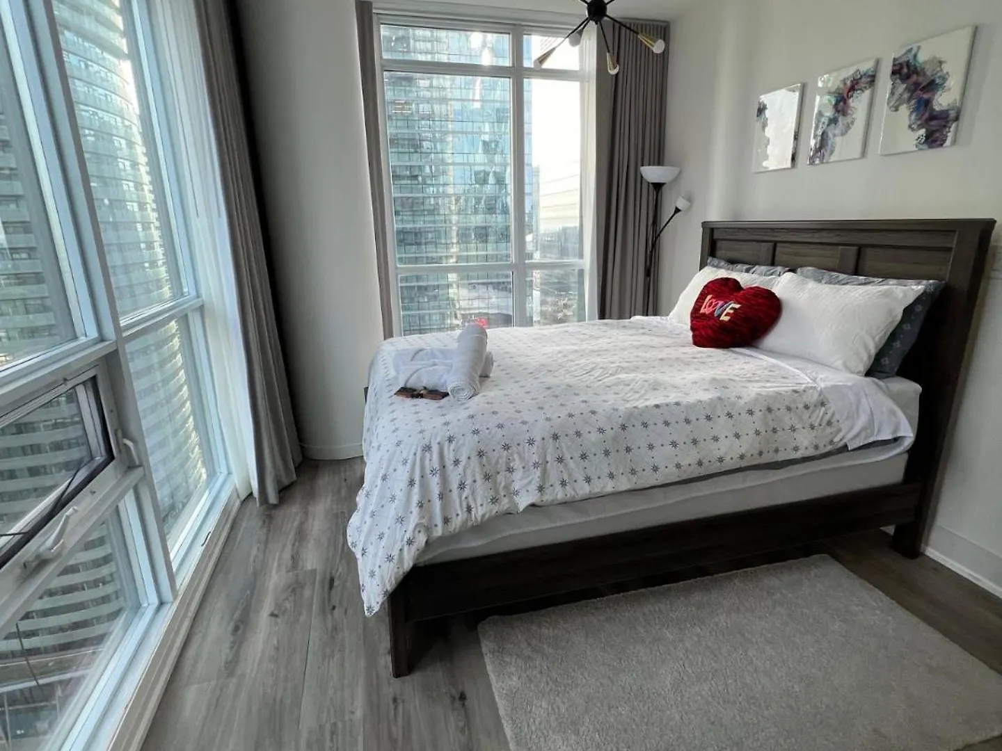 Prestigious 2-Bdrm Condo - Across From Scotiabank Arena Toronto