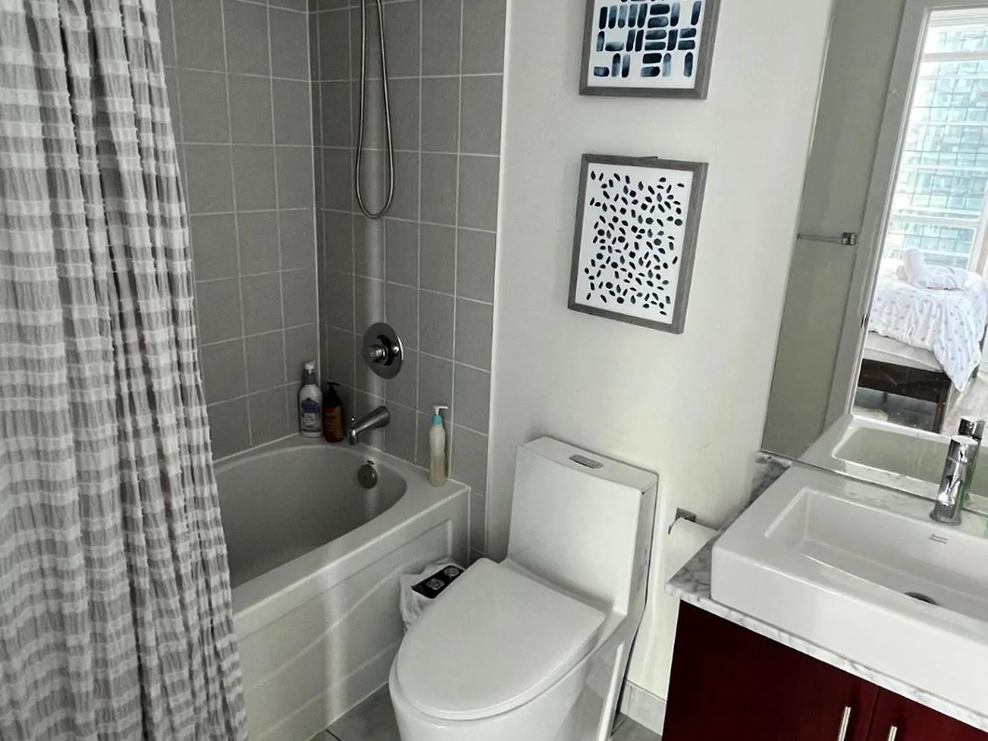 Prestigious 2-Bdrm Condo - Across From Scotiabank Arena Toronto 0*,